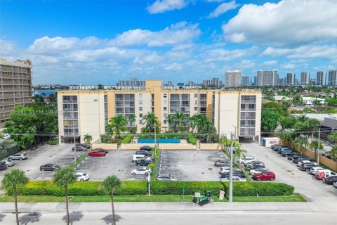 Condominio en alquiler en North Miami Beach, Florida, 1 dormitorio, 74.6 m2 № 2010948 - foto 19