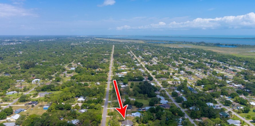 House in Fort Pierce, Florida 3 bedrooms, 220.18 sq.m. № 1133130