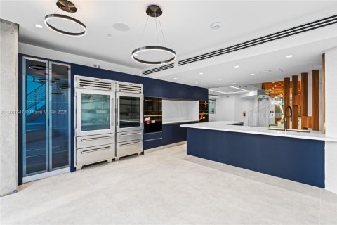 Commercial property in Miami, Florida № 1936170 - photo 13