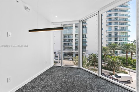 Commercial property in Miami, Florida № 1936170 - photo 27