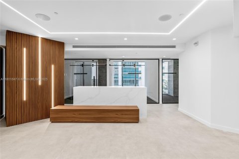 Commercial property in Miami, Florida № 1936170 - photo 21