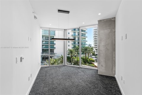 Commercial property in Miami, Florida № 1936170 - photo 25