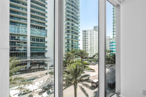 Commercial property in Miami, Florida № 1936170 - photo 16