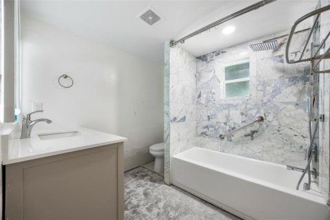Casa en venta en North Fort Myers, Florida, 4 dormitorios, 383.5 m2 № 1850243 - foto 12