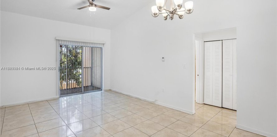 Кондоминиум с 2 спальнями в Мирамар, Флорида № 1958533