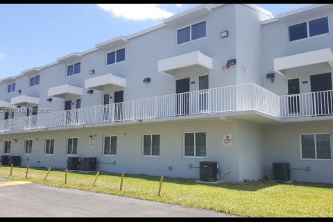 Townhouse in Miami, Florida 3 bedrooms, 95.32 sq.m. № 1991367 - photo 1
