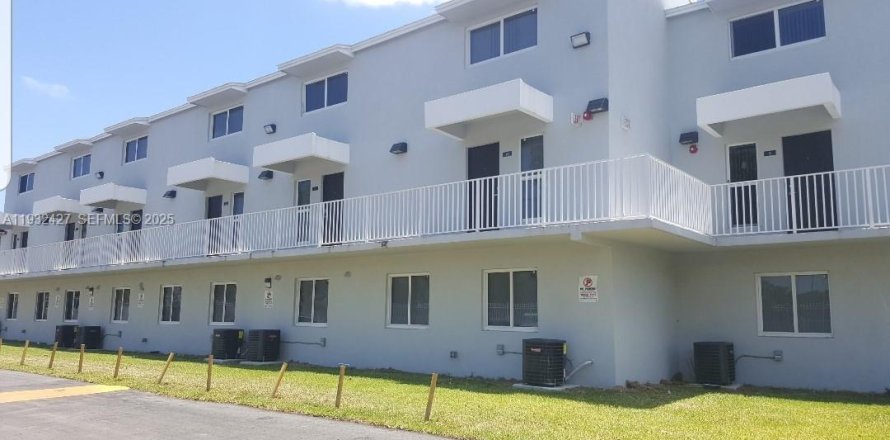 Townhouse in Miami, Florida 3 bedrooms, 95.32 sq.m. № 1991367