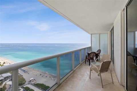 Copropriété à louer à Hallandale Beach, Floride: 2 chambres, 124.21 m2 № 1652601 - photo 1
