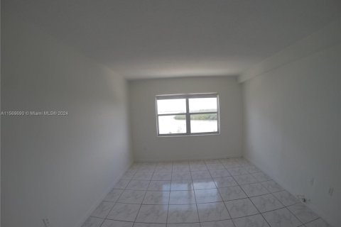 Condo in Sunny Isles Beach, Florida, 1 bedroom  № 2056131 - photo 9