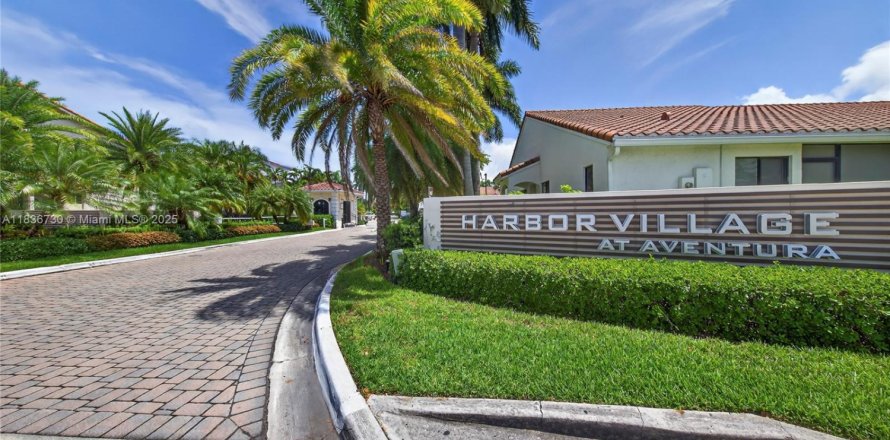 House in Aventura, Florida 2 bedrooms, 93.46 sq.m. № 1842385