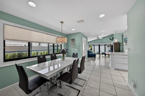 House in Aventura, Florida 2 bedrooms, 93.46 sq.m. № 1842385 - photo 24