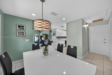 House in Aventura, Florida 2 bedrooms, 93.46 sq.m. № 1842385 - photo 23