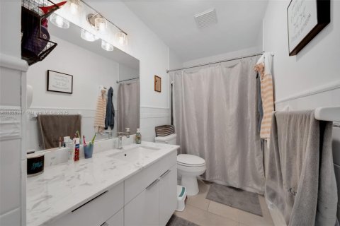 Casa en venta en Miami, Florida, 3 dormitorios, 184.32 m2 № 1781890 - foto 13