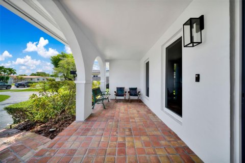 Casa en venta en Miami, Florida, 3 dormitorios, 184.32 m2 № 1781890 - foto 5
