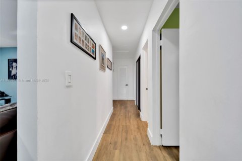 Casa en venta en Miami, Florida, 3 dormitorios, 184.32 m2 № 1781890 - foto 10