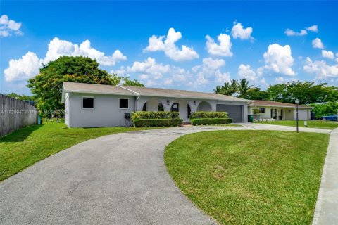 Casa en venta en Miami, Florida, 3 dormitorios, 184.32 m2 № 1781890 - foto 3