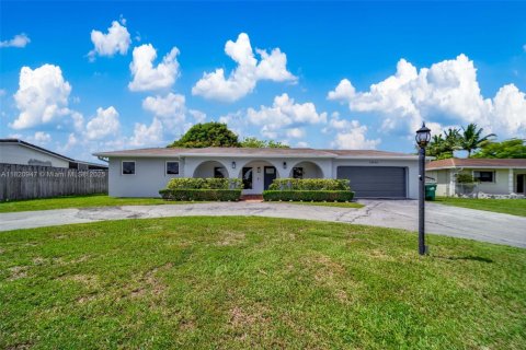 Casa en venta en Miami, Florida, 3 dormitorios, 184.32 m2 № 1781890 - foto 1