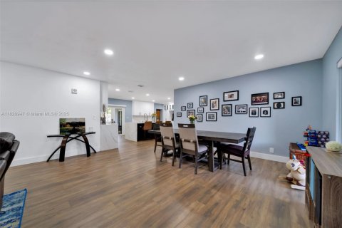 Casa en venta en Miami, Florida, 3 dormitorios, 184.32 m2 № 1781890 - foto 9