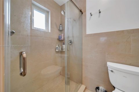 Casa en venta en Miami, Florida, 3 dormitorios, 184.32 m2 № 1781890 - foto 19
