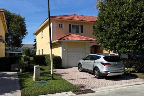 House in Tamarac, Florida 2 bedrooms, 132.66 sq.m. № 1994700 - photo 1