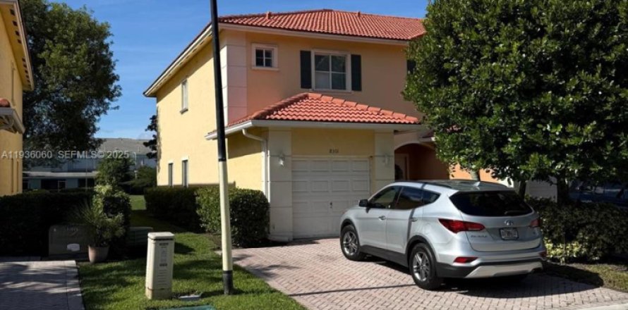 House in Tamarac, Florida 2 bedrooms, 132.66 sq.m. № 1994700