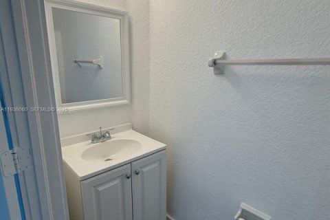 House in Tamarac, Florida 2 bedrooms, 132.66 sq.m. № 1994700 - photo 16