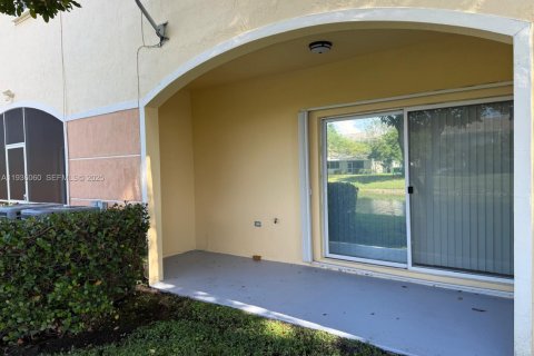 House in Tamarac, Florida 2 bedrooms, 132.66 sq.m. № 1994700 - photo 19