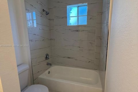 House in Tamarac, Florida 2 bedrooms, 132.66 sq.m. № 1994700 - photo 6