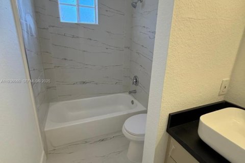 House in Tamarac, Florida 2 bedrooms, 132.66 sq.m. № 1994700 - photo 9