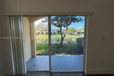 House in Tamarac, Florida 2 bedrooms, 132.66 sq.m. № 1994700 - photo 18