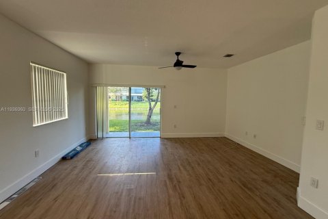 House in Tamarac, Florida 2 bedrooms, 132.66 sq.m. № 1994700 - photo 15