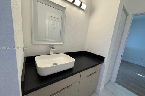 House in Tamarac, Florida 2 bedrooms, 132.66 sq.m. № 1994700 - photo 4