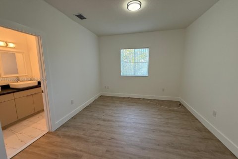 House in Tamarac, Florida 2 bedrooms, 132.66 sq.m. № 1994700 - photo 5