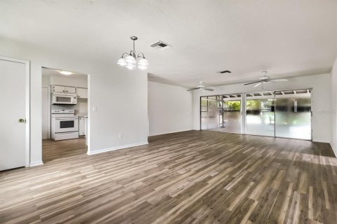 House in Spring Hill, Florida 3 bedrooms, 135.08 sq.m. № 2258250 - photo 7