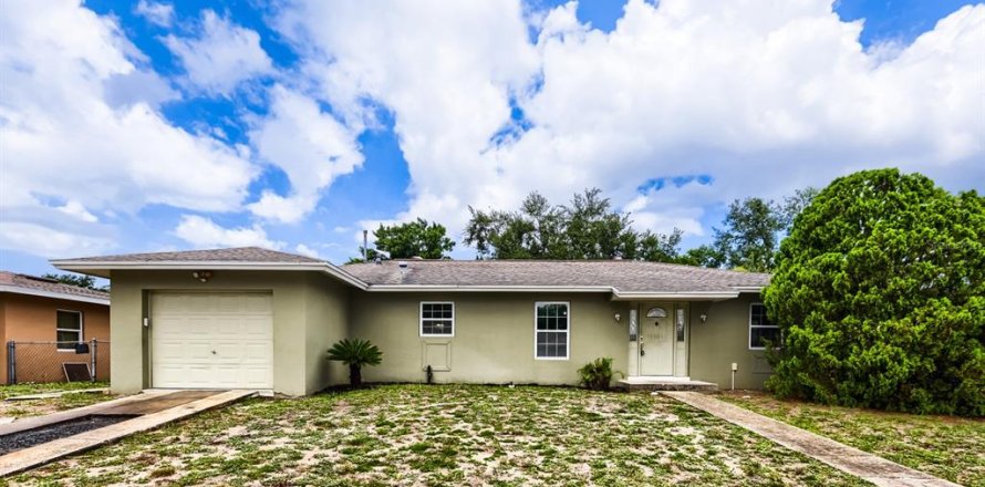 House in Spring Hill, Florida 3 bedrooms, 135.08 sq.m. № 2258250