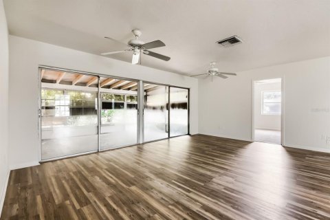 House in Spring Hill, Florida 3 bedrooms, 135.08 sq.m. № 2258250 - photo 3