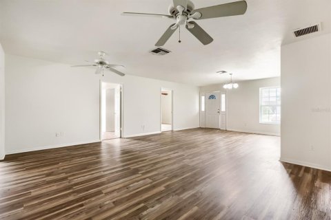 House in Spring Hill, Florida 3 bedrooms, 135.08 sq.m. № 2258250 - photo 4