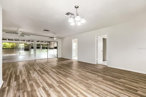 House in Spring Hill, Florida 3 bedrooms, 135.08 sq.m. № 2258250 - photo 8
