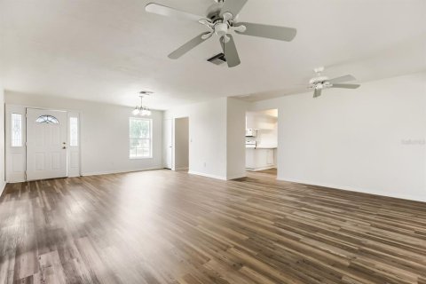 House in Spring Hill, Florida 3 bedrooms, 135.08 sq.m. № 2258250 - photo 5