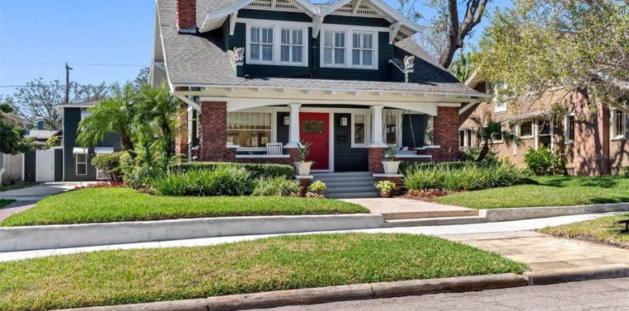 House in Tampa, Florida 6 bedrooms, 396.69 sq.m. № 1836920