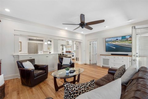 House in Tampa, Florida 6 bedrooms, 396.69 sq.m. № 1836920 - photo 5