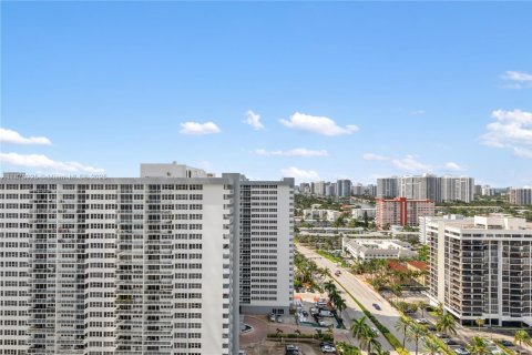 Condominio en alquiler en Hallandale Beach, Florida, 1 dormitorio, 80.82 m2 № 1926882 - foto 17