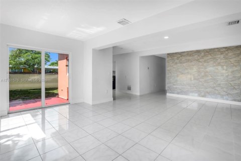 Villa ou maison à vendre à Miramar, Floride: 3 chambres, 117.24 m2 № 2406057 - photo 8