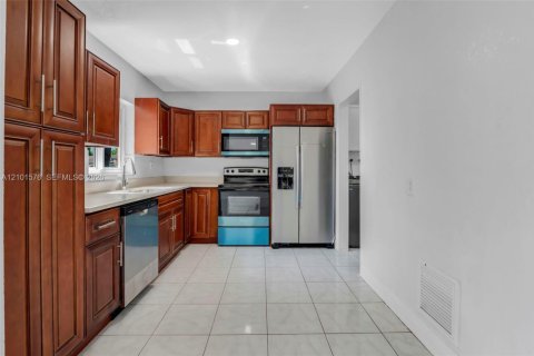 Villa ou maison à vendre à Miramar, Floride: 3 chambres, 117.24 m2 № 2406057 - photo 10