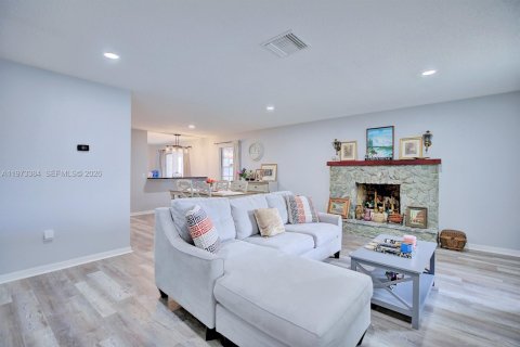 House in Sebring, Florida 3 bedrooms, 136.29 sq.m. № 2034047 - photo 6