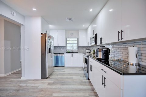 House in Sebring, Florida 3 bedrooms, 136.29 sq.m. № 2034047 - photo 9