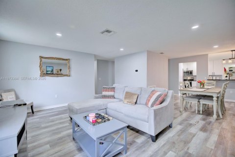 House in Sebring, Florida 3 bedrooms, 136.29 sq.m. № 2034047 - photo 5