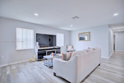 House in Sebring, Florida 3 bedrooms, 136.29 sq.m. № 2034047 - photo 4