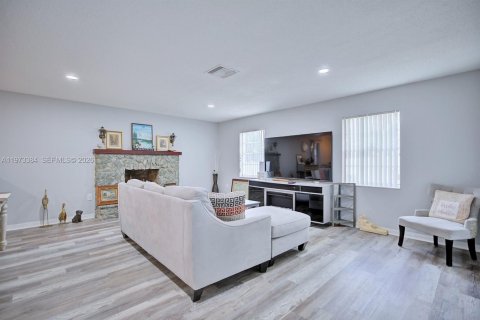 House in Sebring, Florida 3 bedrooms, 136.29 sq.m. № 2034047 - photo 3