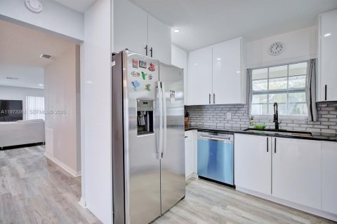 House in Sebring, Florida 3 bedrooms, 136.29 sq.m. № 2034047 - photo 10